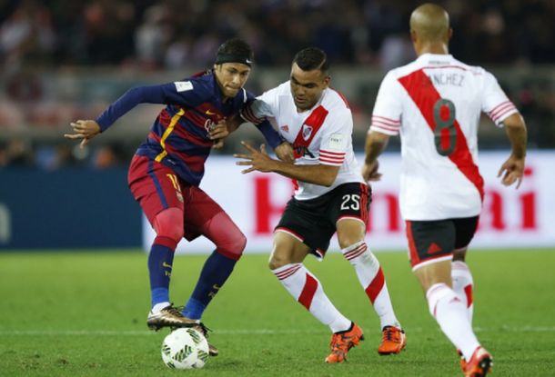 El brasileño la pisa ante la marca de Gabriel Mercado en la final del Mundial de Clubes