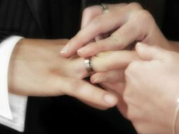 Re de apuro: se terminó de casar en el hospital por las contracciones