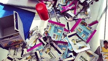 un jugador compro 100 paquetes de figuritas para encontrarse... y no le toco un jugador compro 100 paquetes de figuritas para encontrarse... y no le toco