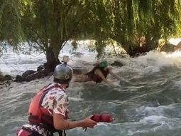 Así rescataron a una joven que quedó atrapada en una fuerte correntada