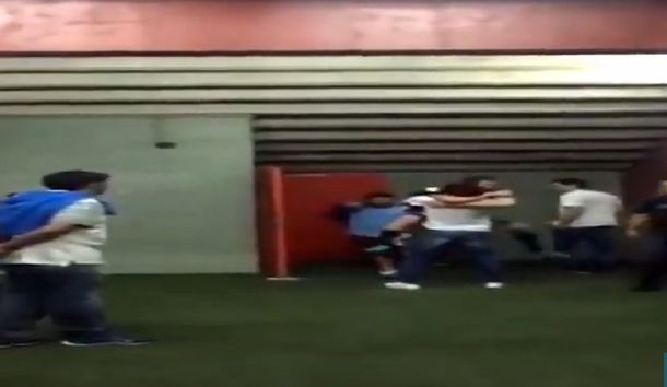 El desaforado festejo de Diego Milito tras el triunfo de Racing en el clásico