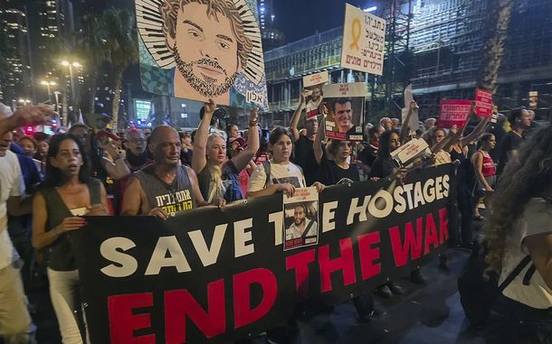 Israelías reclaman en Tel Aviv un alto el fuego sobre Gaza. Israelías reclaman en Tel Aviv un alto el fuego sobre Gaza.