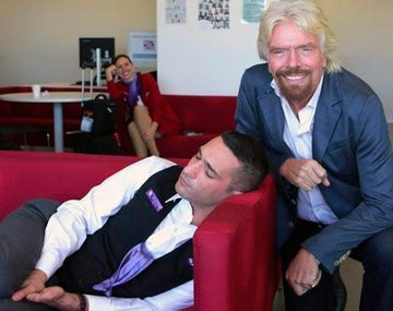 Jefe se sacó foto con empleado dormido