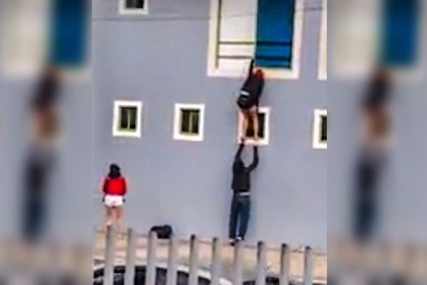 Colombia: hicieron un trío, se quedaron sin plata y escaparon del hotel por la ventana