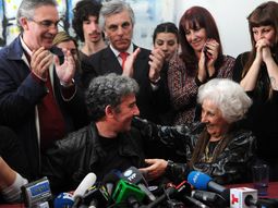 carlotto: fue una explosion de un pueblo que necesita buenas noticias y darse las manos carlotto: fue una explosion de un pueblo que necesita buenas noticias y darse las manos