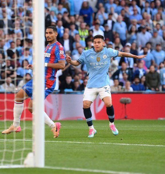 Así fue el debut de Claudio Echeverri en el Manchester City