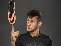 neymar festejo su pase al barca y presento botines nuevos neymar festejo su pase al barca y presento botines nuevos