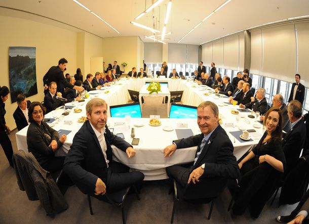 Las provincias firmaron un acuerdo por la coparticipación con el Gobierno