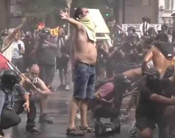 Operativo fuera de control en Congreso: avanza camión hidrante contra los manifestantes