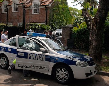 Balearon a un policía durante un robo a una pizzería
