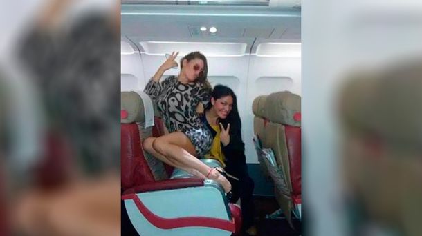 Vicky Xipolitakis: poses y risas en el vuelo a Paraguay
