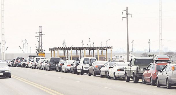 Éxodo por el tipo de cambio: miles de argentinos compran en Paraguay