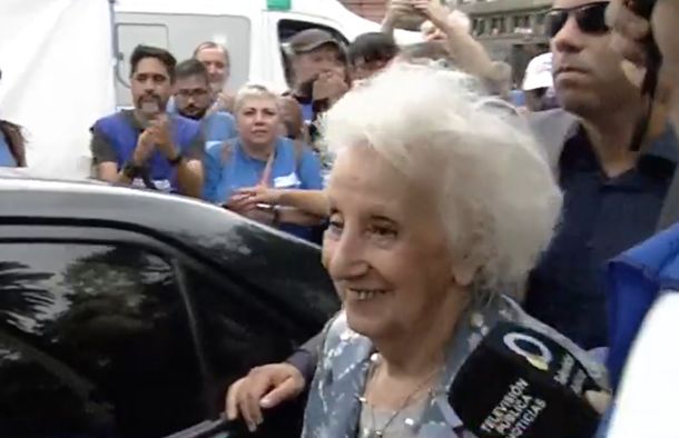 Así llegó Estela de Carlotto a Plaza de Mayo: No hay diálogo con Milei, pero sí me sentaría con él