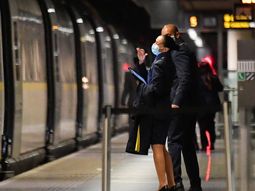 Recomiendan no hablar en el transporte público para evitar el Covid