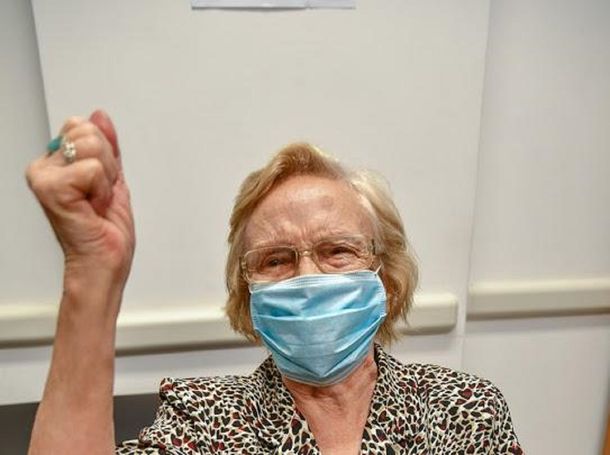 Lo logré: el festejo de Elsa Nélida Alonso, la cañuelense de 90 años que se convirtió en vacunada 1 millón