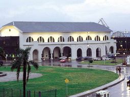 El puerto de Buquebus en Montevideo espera aumentar la actividad durante la temporada de verano. El puerto de Buquebus en Montevideo espera aumentar la actividad durante la temporada de verano.
