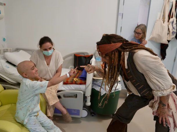 Johnny Depp sorprendió a chicos que son pacientes oncológicos vestido como Jack Sparrow