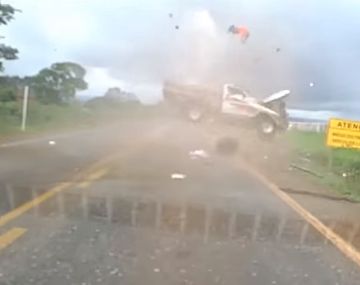 Un hombre salió despedido de su camión