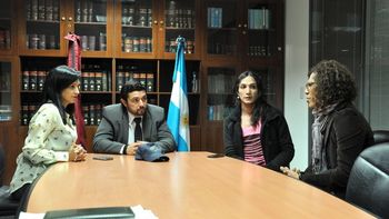 Gabriela Dagum, de rosa, al centro de la imagen. (Foto gentileza: El Tribuno de Salta) Gabriela Dagum, de rosa, al centro de la imagen. (Foto gentileza: El Tribuno de Salta)