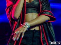 esta cantante deslumbro con su corpino de cuero esta cantante deslumbro con su corpino de cuero