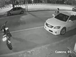 Se bajó sin mirar por el espejo y una moto lo atropelló