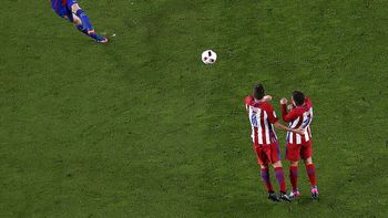 Messi pateó un tiro libre y la pelota se estrelló en el travesaño Messi pateó un tiro libre y la pelota se estrelló en el travesaño