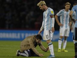 peligro: un hincha entro a la cancha a saludar a messi y casi lo lesiona peligro: un hincha entro a la cancha a saludar a messi y casi lo lesiona