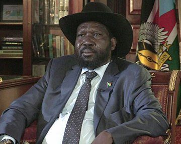 El presidente de Sudán del Sur se hizo pis encima en pleno acto