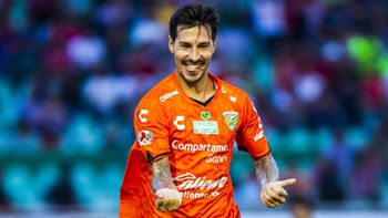 El ex futbolista de River y Boca, con la camiseta de Jaguares de México El ex futbolista de River y Boca, con la camiseta de Jaguares de México