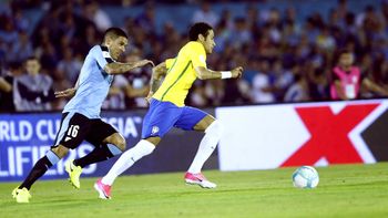 La escapada de Neymar ante Maxi Pereira La escapada de Neymar ante Maxi Pereira