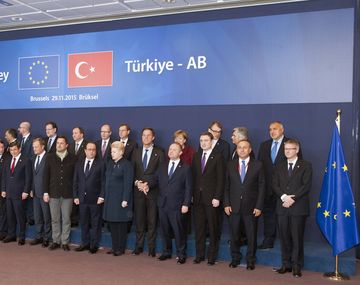 La UE y Turquía firman acuerdo para frenar el avance de refugiados