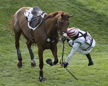 El jinete japonés Yoshiaki Oiwa no supera la valla