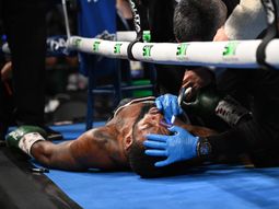 Impactante nocaut en Detroit: un boxeador se desplomó en su esquina y generó preocupación