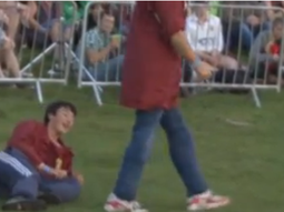 realizan un extrano campeonato de patadas en reino unido realizan un extrano campeonato de patadas en reino unido