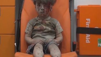 la foto que entristece al mundo: omran, el nene que se volvio simbolo de los bombardeos en siria la foto que entristece al mundo: omran, el nene que se volvio simbolo de los bombardeos en siria