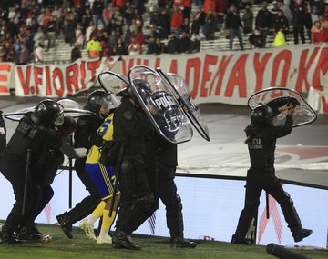 Operativo en River por bengalas y agresión a los jugadores de Boca