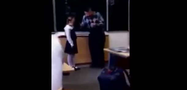VIDEO: Su profesor la maltrató en clase y ella decidió vengarse