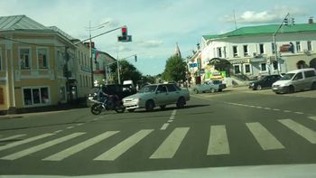 choco su moto y aterrizo en el techo de un auto choco su moto y aterrizo en el techo de un auto