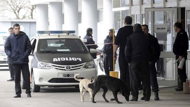 Detiene a ocho policías por la muerte de un ladrón en un patrullero