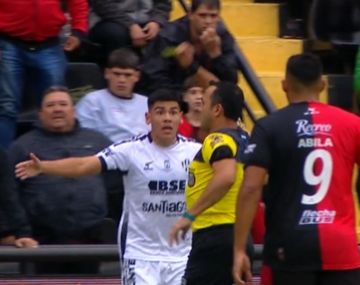 Fernando Espinoza empujó a un jugador y volvió a generar polémica