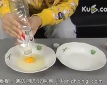 Un video sobre cómo separar la yema del huevo causa sensación