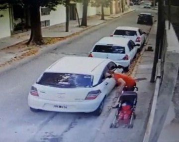 VIDEO: Con su hijita en el cochecito