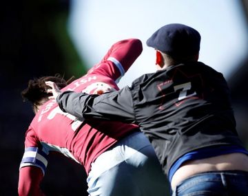 Un hincha atacó a un jugador en medio de un clásico de Inglaterra