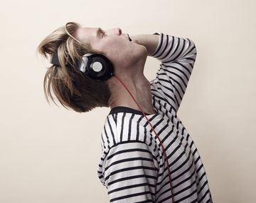 ¿Escuchás música fuerte? Mil millones de jóvenes pueden perder la audición