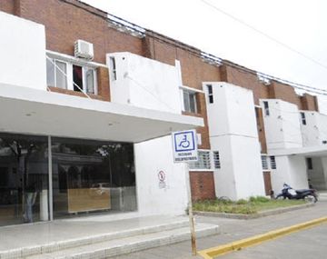 Dio a luz en el baño de un hospital y la dejó: la beba murió a los minutos