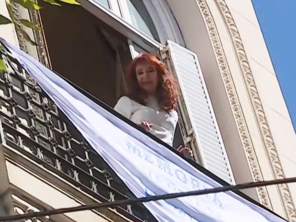 Cristina Kirchner salió al balcón de San José 1111 en el Día de la Memoria