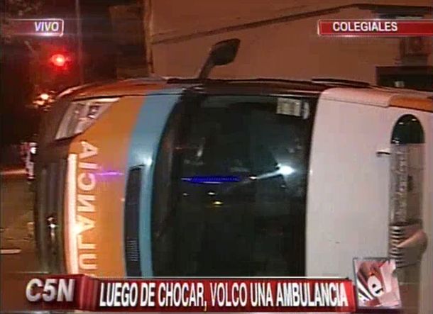 Espectacular vuelco de una ambulancia en Colegiales