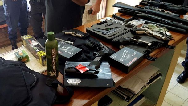 Tenía un arsenal y fue detenido mientras paseaba por la Costa