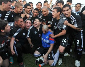En 2013, Diego Maradona fue asesor espiritual de Deportivo Riestra. Ahora puede volver como jugador.