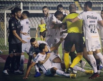 Escandaloso final en Santos-Liga de Quito con Néstor Pitana como protagonista